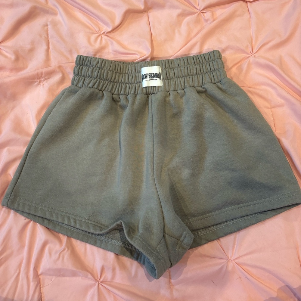 High-waisted gray sweatshorts